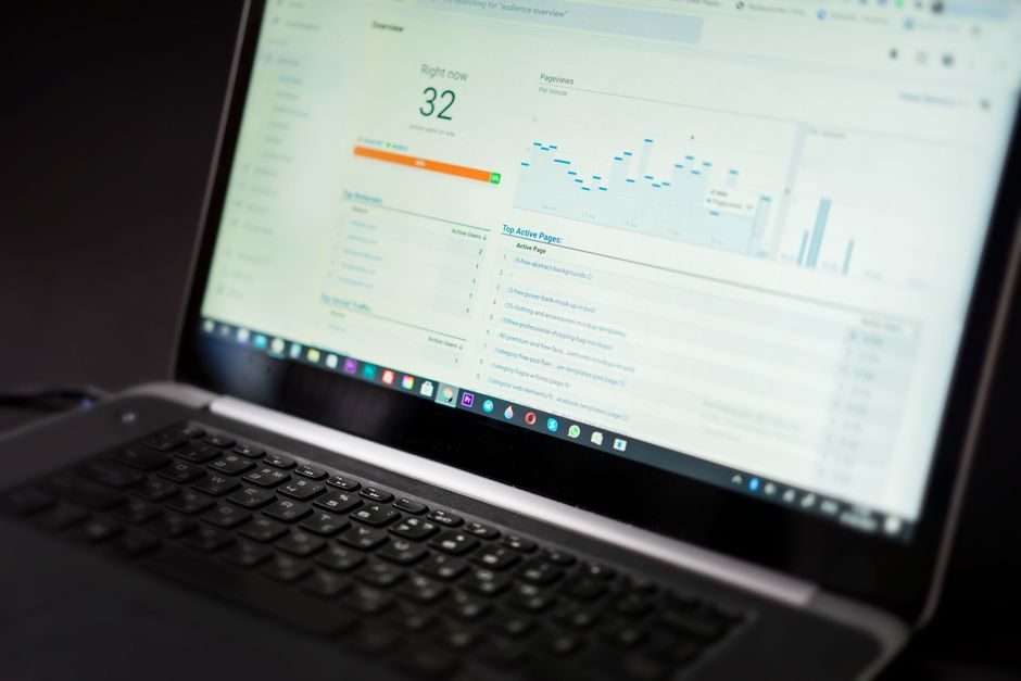 Teamarbeit an einer Startseite mit Wireframes und Notizen