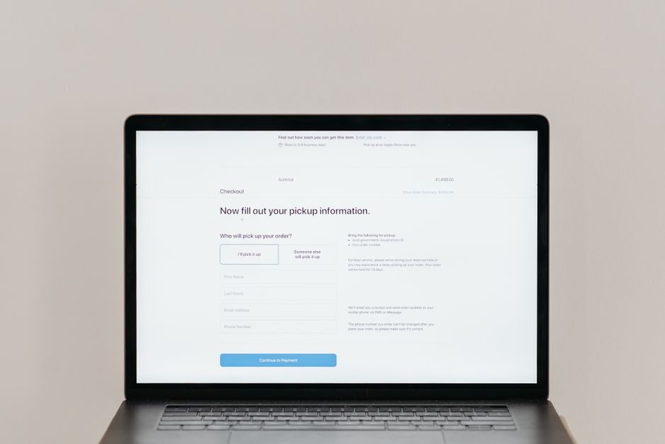 Startseiten-Layout für eine Beratungsmarke auf Desktop und Mobil